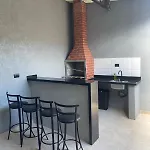 Residencia Com Otima Localizao