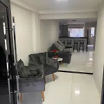Residencia Com Otima Localizao