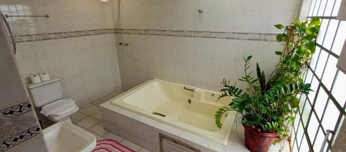 Com Sacada, Cafe, Cozinha E Pet Friendly Acomodação com café da manhã  *